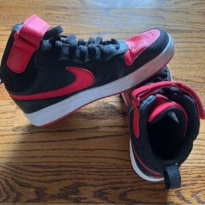 Nike Black & Red throwback mid rise tennis shoes